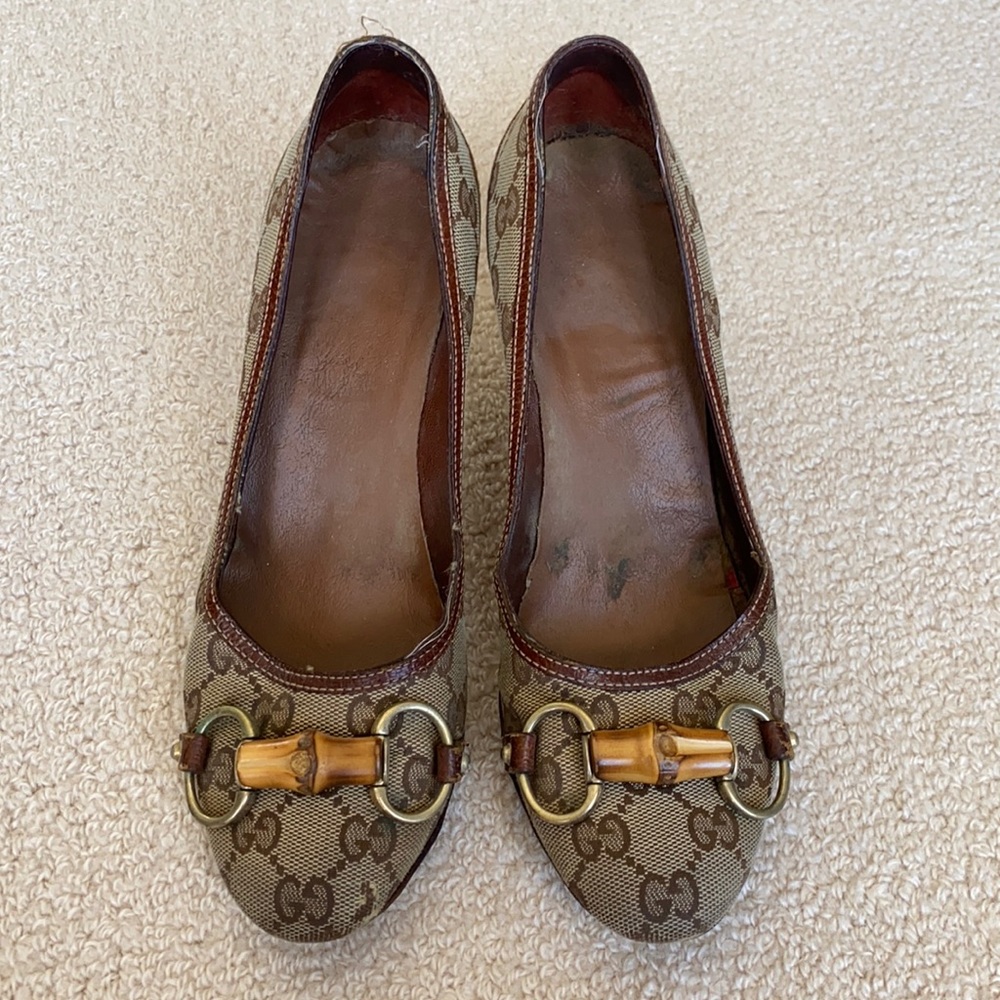 Gucci logo heels with horsebit detail.